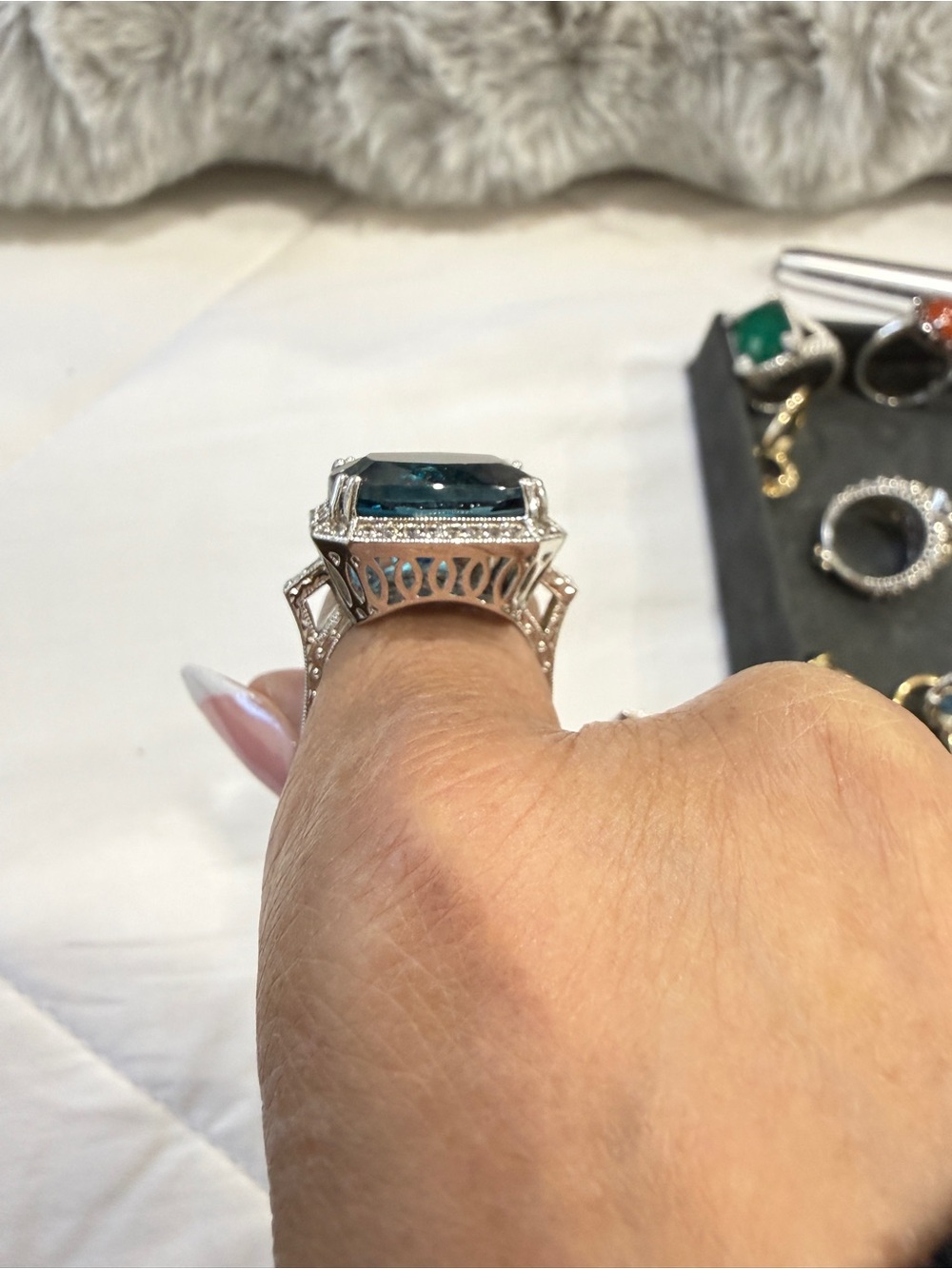 London Blue Topaz w/ Diamonds Statement Ring in 14 kt White gold 8 - Picture 7 of 12